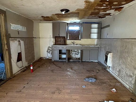 5th image of 224 W 13th St