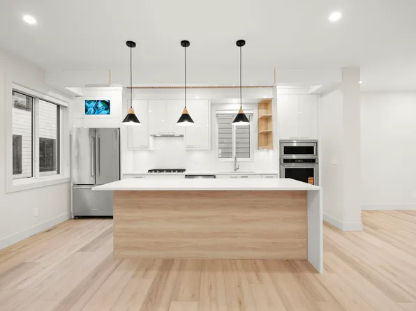 3881 Hurst St #4, Burnaby, BC V5J 1M4