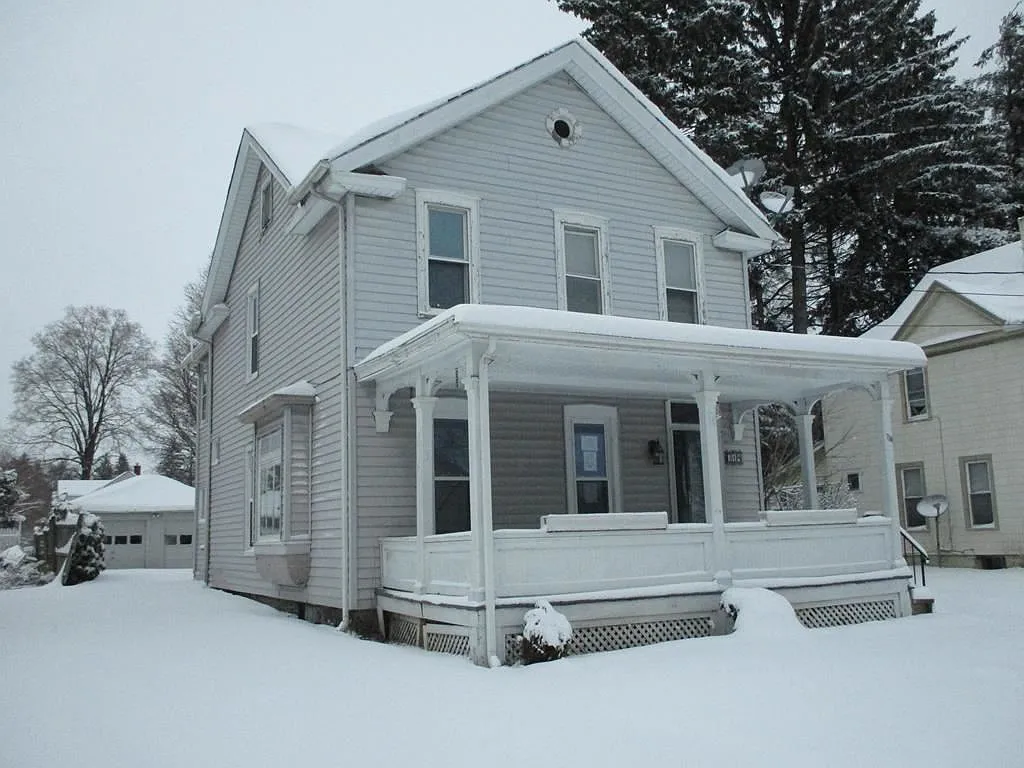 714 W 1st St photo 1