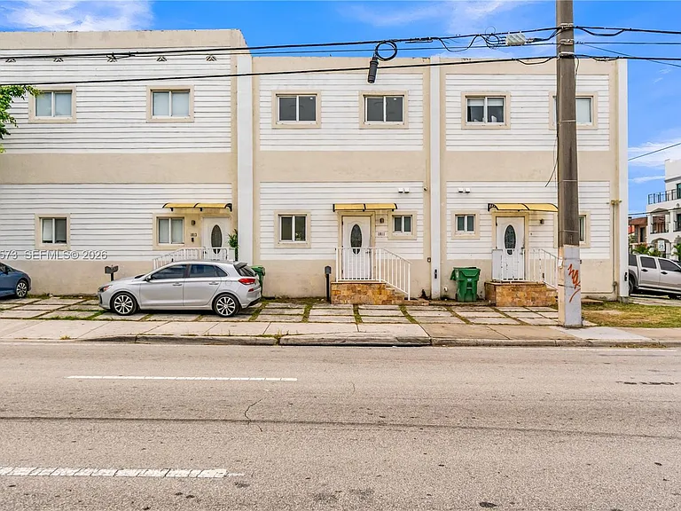 1011 SW 7th St #2 — Photo 2