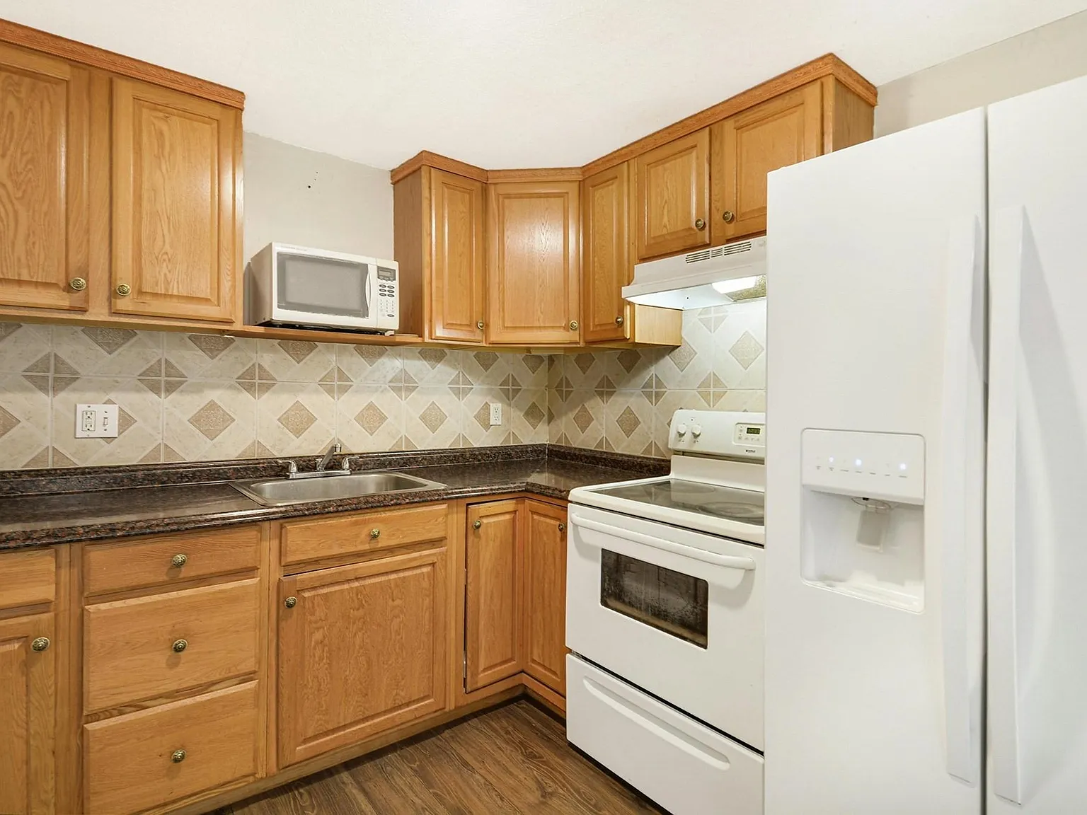 2 bed, 818 sqft, $2,100 — Photo 2