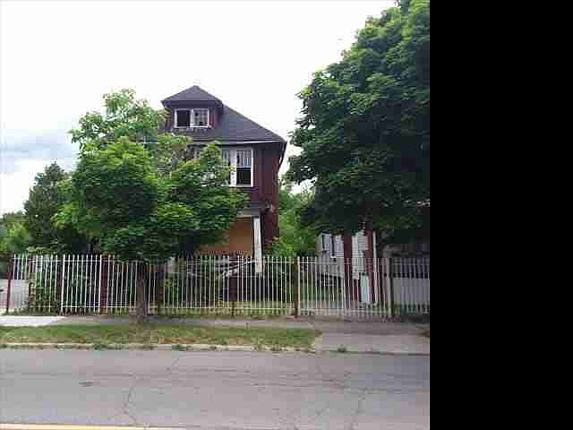 5828 Frontenac