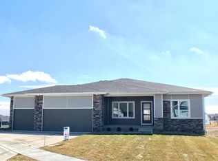 9816 Dunmore Cir, Johnston, IA 50131