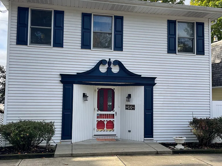 2110 Midlake Dr — Photo 1