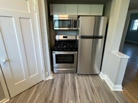 4th image of 2560 Woodburn Ave APT 8