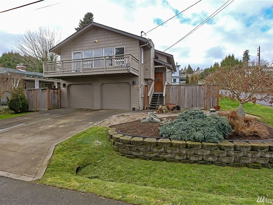 This view home in the Manchester neighborhood is only a ten minute drive from the Seattle ferry, which is scheduled to open next year, making this an easy commute to downtown Seattle.  