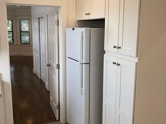 3rd image of 809 Loring Ave #B