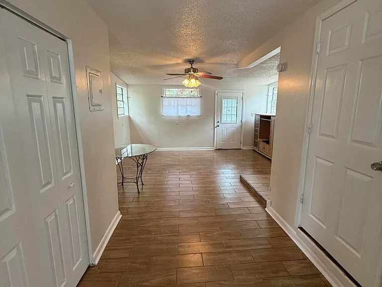 909 La Marche Dr — Photo 2