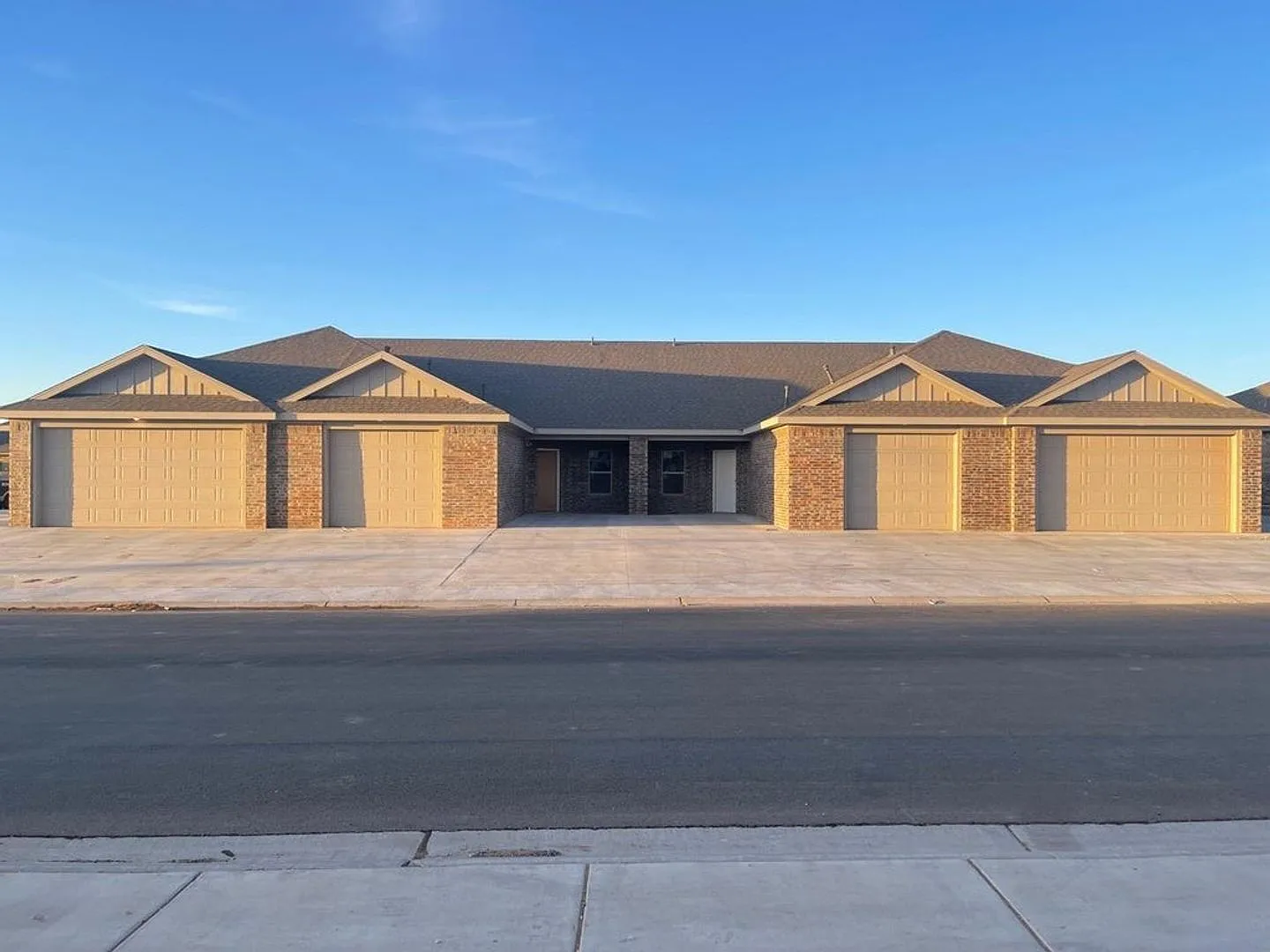 Apply Now! 3/2/2 New Build In Lincoln 16! — Photo 4