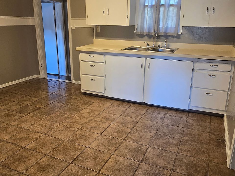 2nd image of 313 W Cedar Ave
