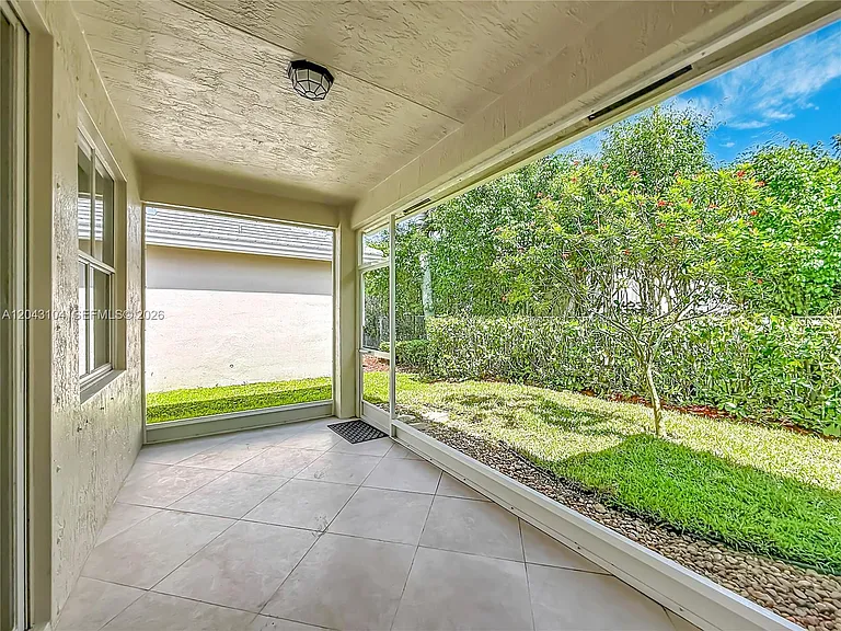 1556 Winterberry Ln — Photo 23