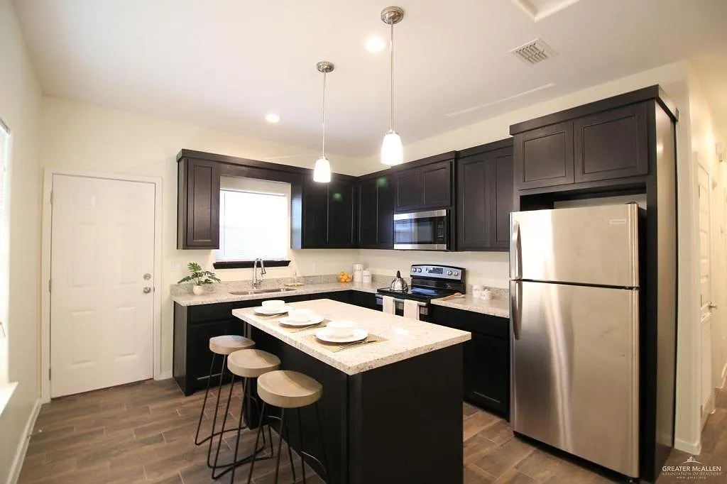 3 bed, 2.0 bath, 960 sqft, $1,100 — Photo 4
