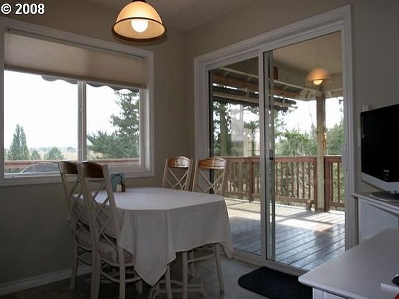 Dining area off kitchen