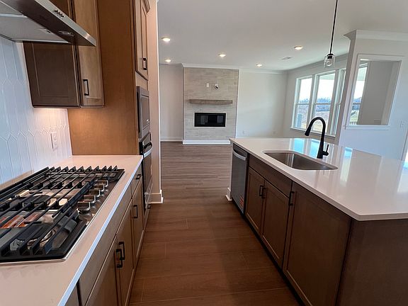 4th image of 486 Carriage House Ln