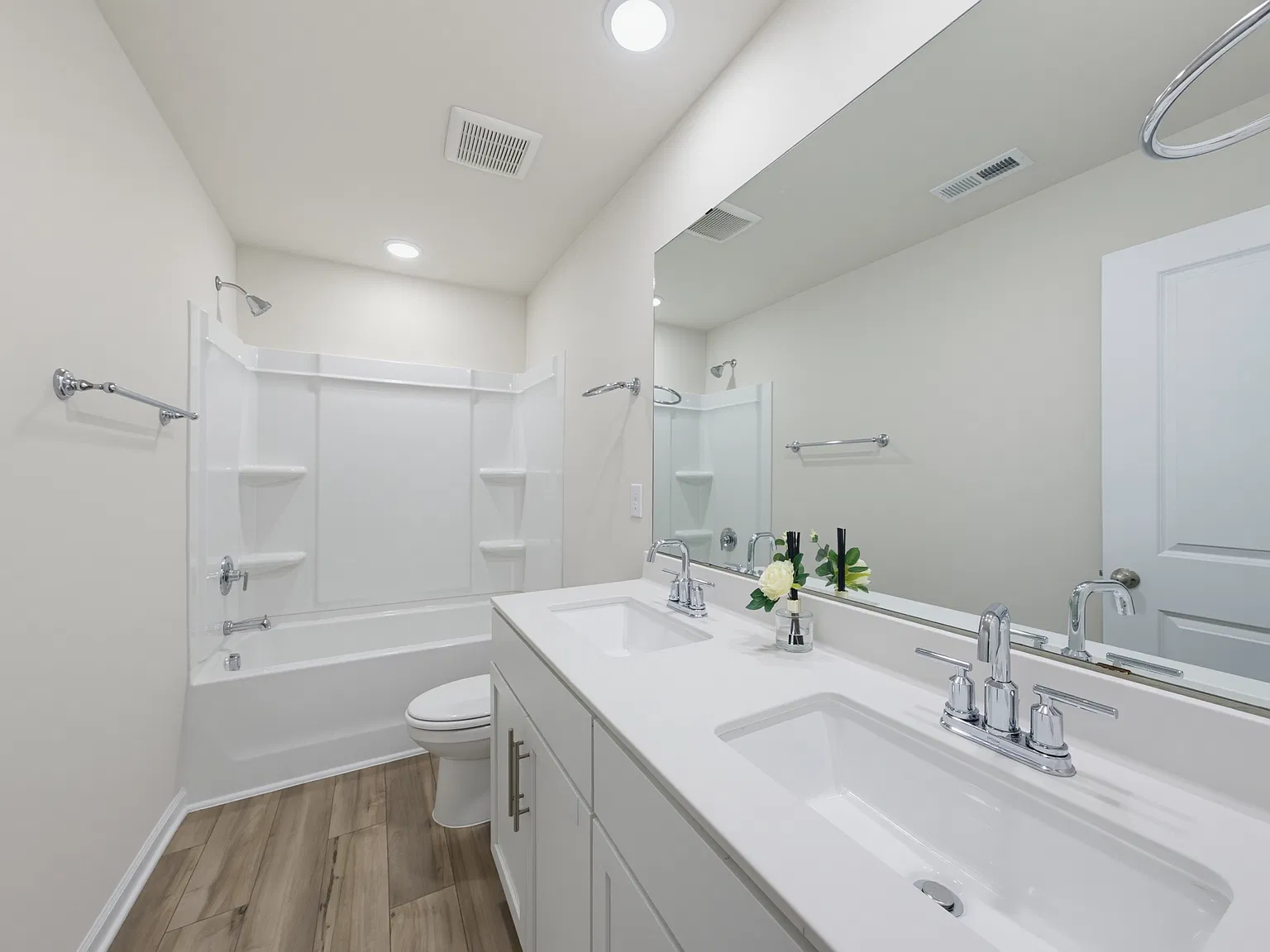 4 bed, 2.5 bath, 2787 sqft, $2,700 — Photo 2
