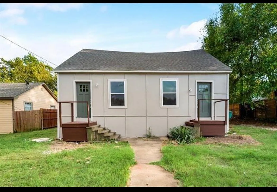 924 W Pecan St — Photo 1