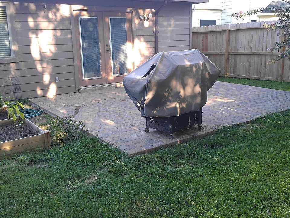 Large paved patio w/grill!