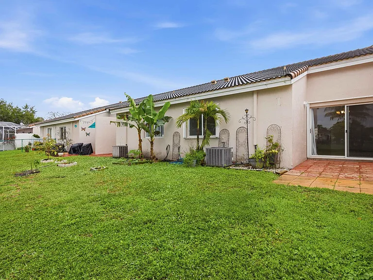 11697 SW 19th St — Photo 44