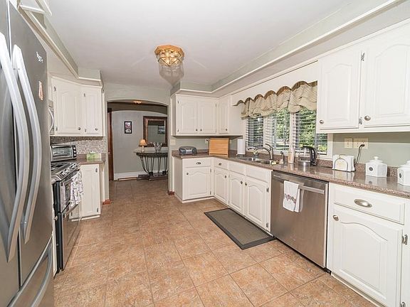 4th image of 41 Harvard St