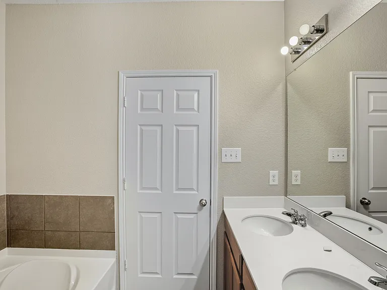 8101 Kurgan Trl — Photo 24