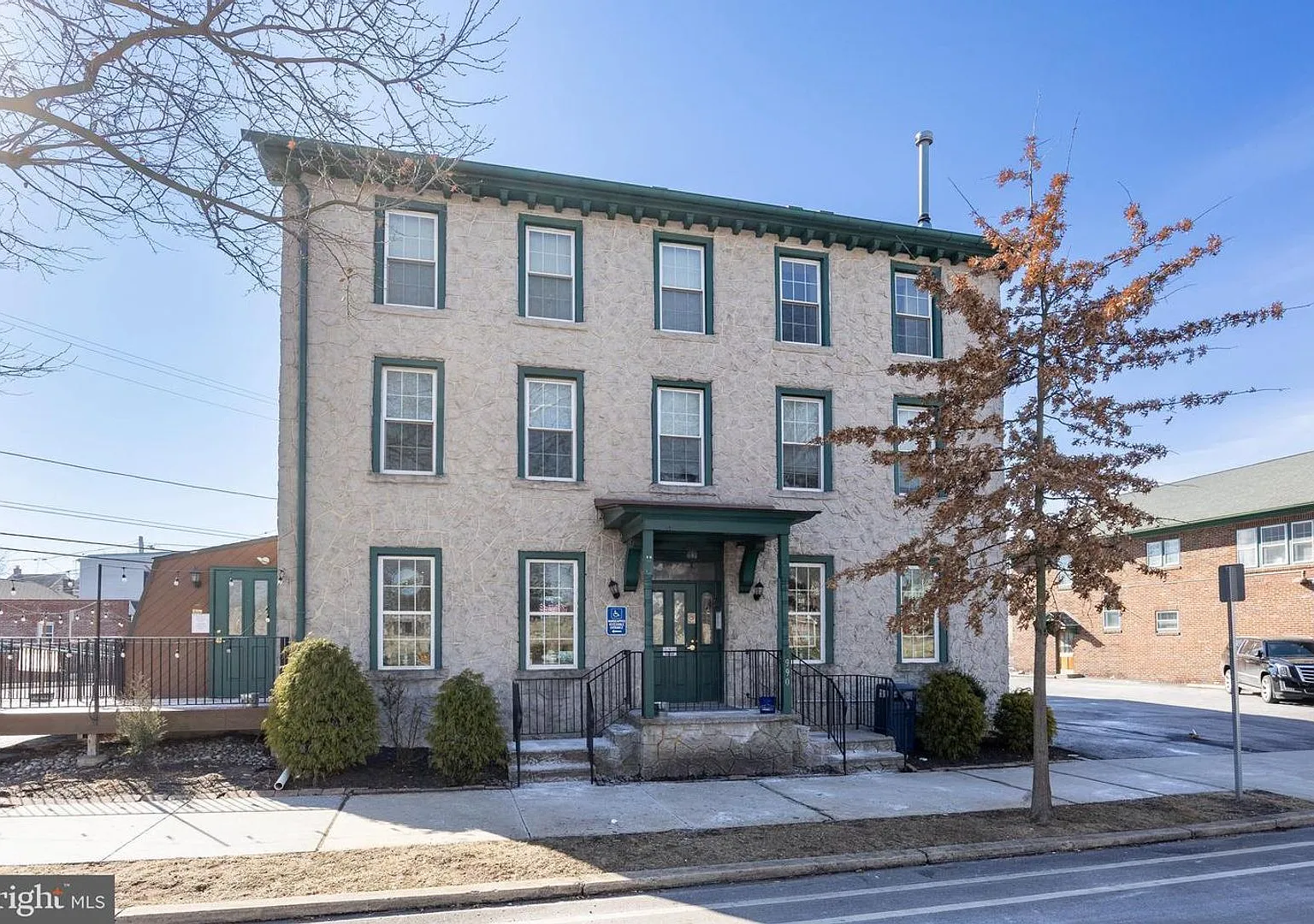 990 East High St — Photo 1