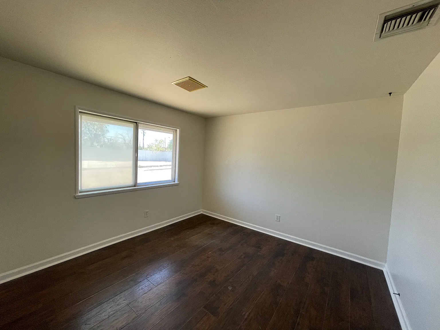 3 bed, 2000 sqft, $2,000 — Photo 4