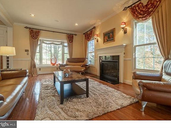 4th image of 282 S Woodmont Dr