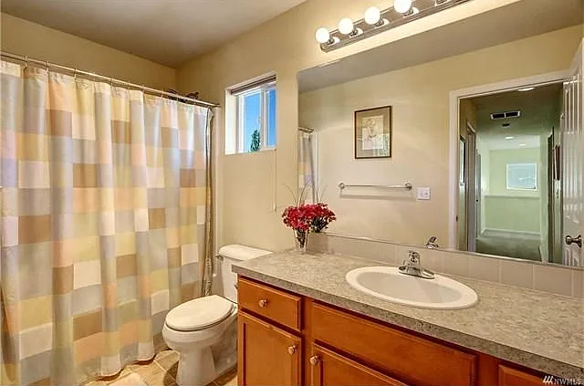 Full guest bath