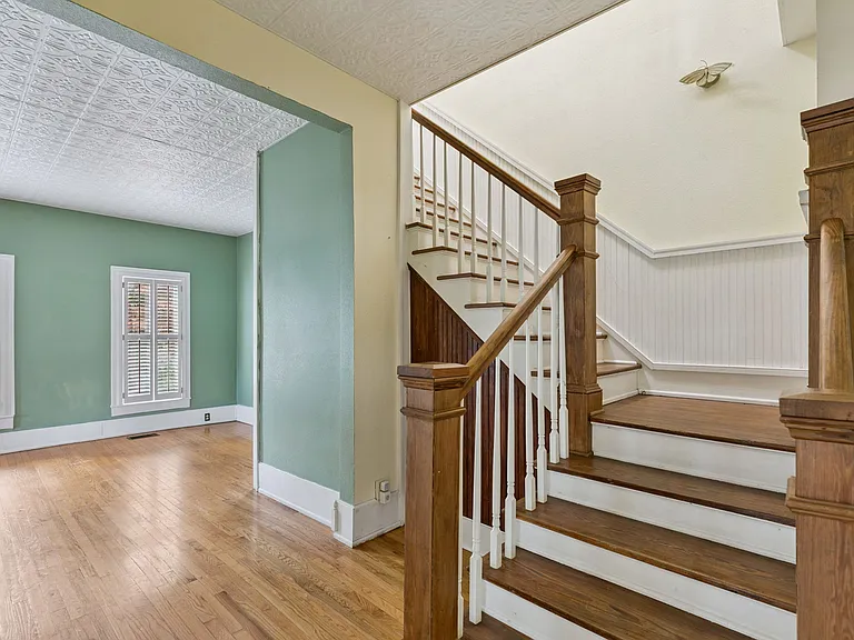 2400 S Park Ave — Photo 15