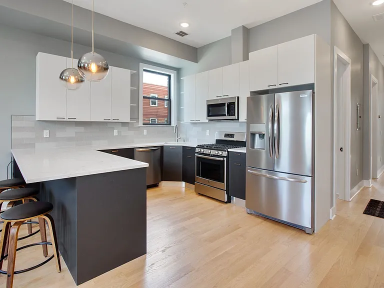 942 Summit Ave #3 — Photo 2