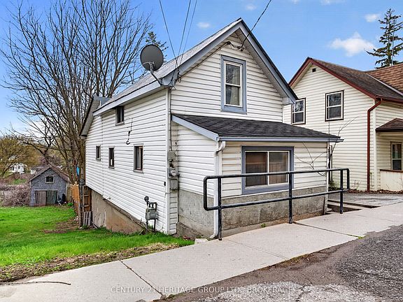 4th image of 326 Dundas St