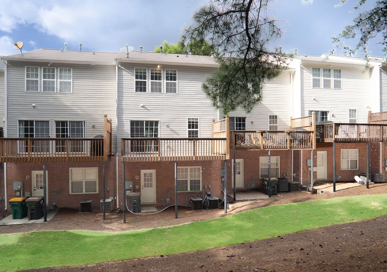 Spectacular Lake View Townhome in Alpharetta 3 Bedrooms + Office | Available July 1, 2026 — Photo 3