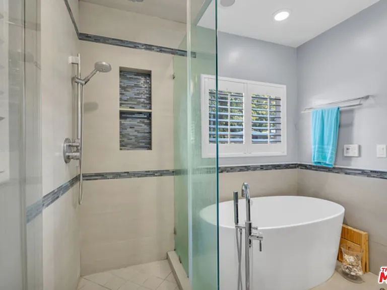 326 N Doheny Dr — Photo 20
