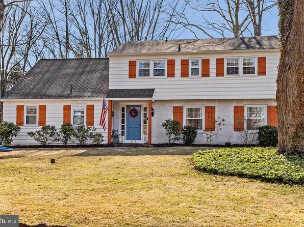 207 Cooper Dr, Wallingford, PA 19086