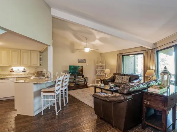 304 Deerpath EAST East, Fontana, WI 53125