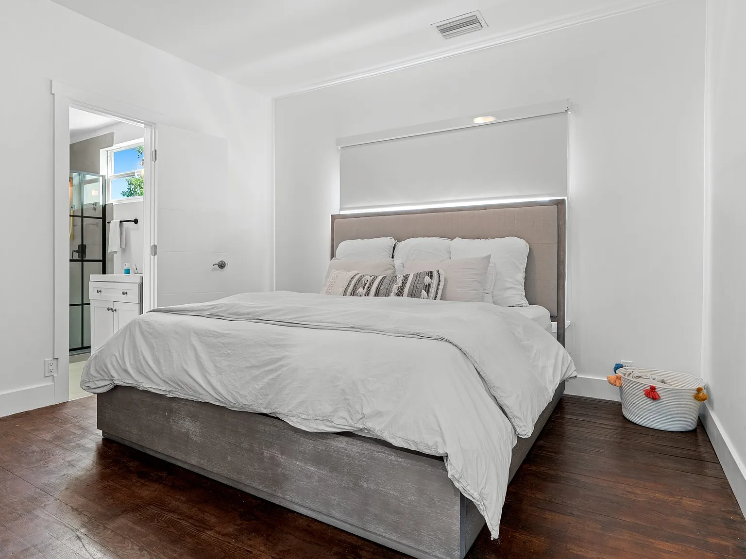 2 bed, 700 sqft, $2,200 — Photo 3