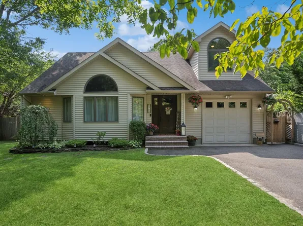 90 Ohio Avenue, Medford, NY 11763