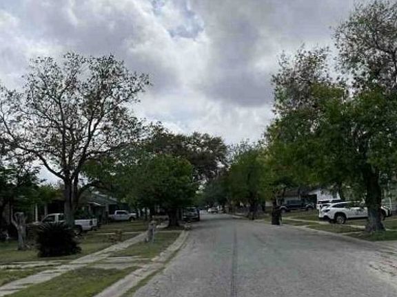Exterior Neighborhood (street photo)