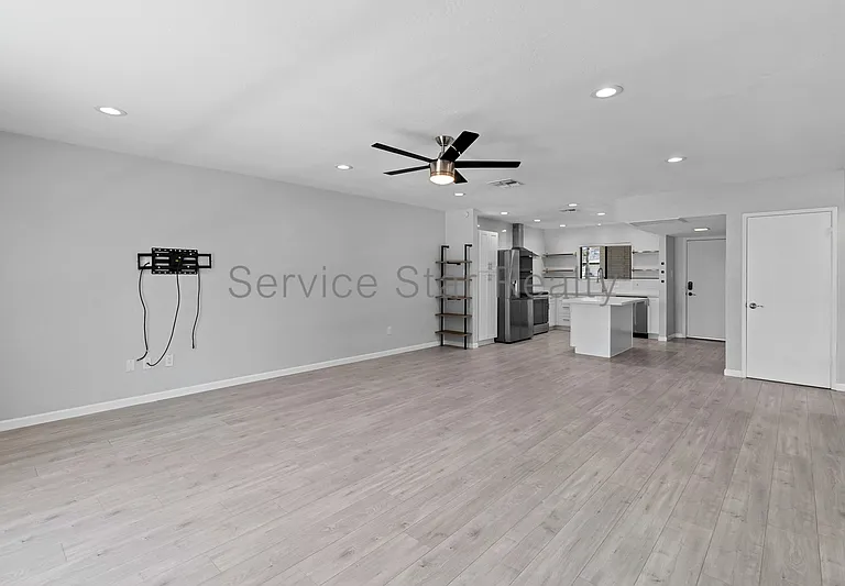 314 W Maryland Ave #A — Photo 7