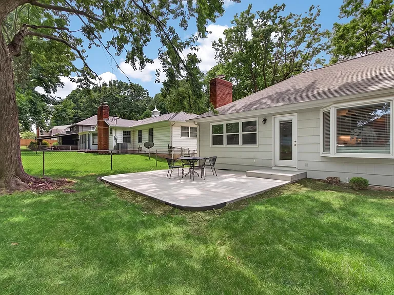 6232 Woodson Rd — Photo 54