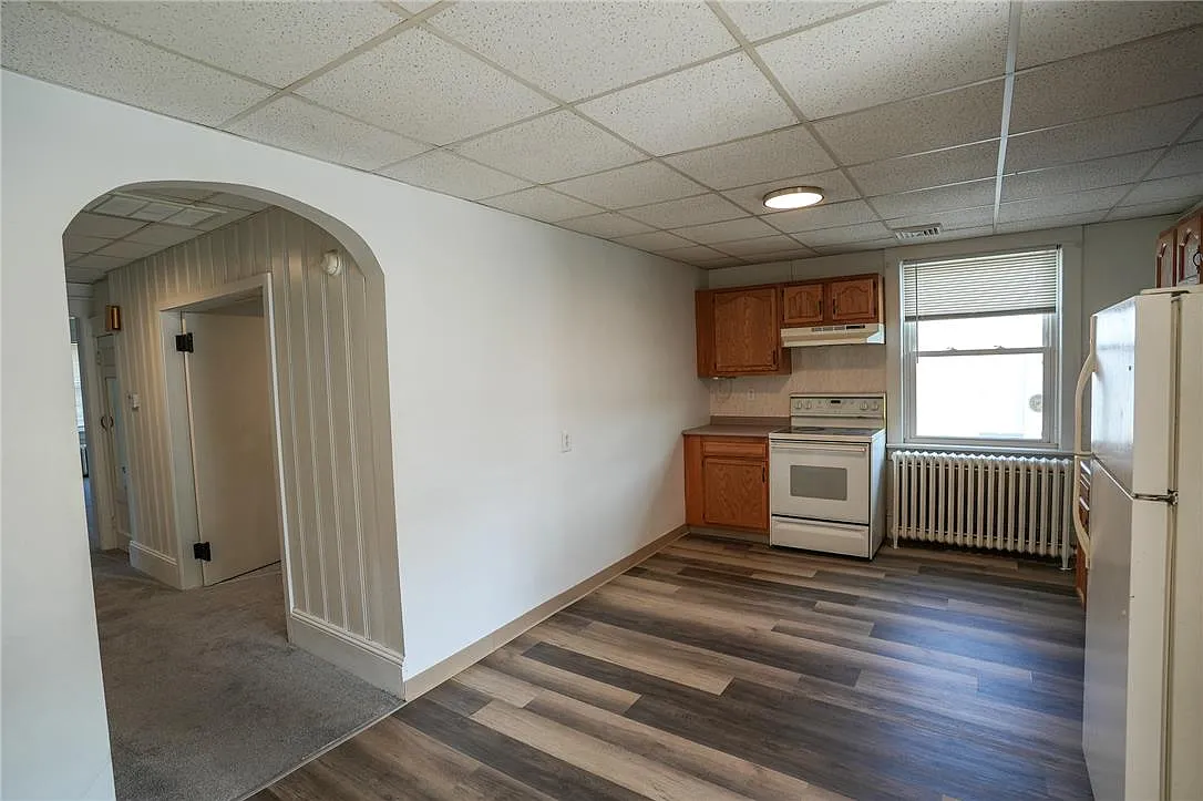 3 bed, 1.0 bath, 1300 sqft, $1,595 — Photo 2