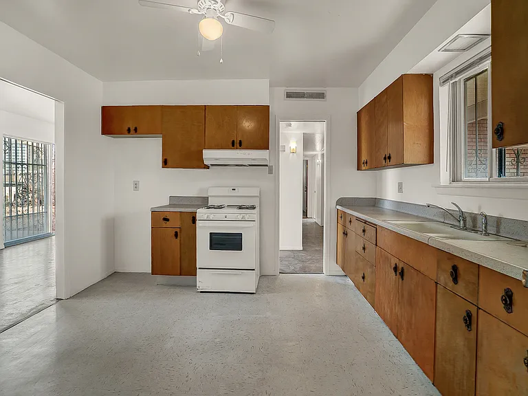 213 Clairemont Dr — Photo 8