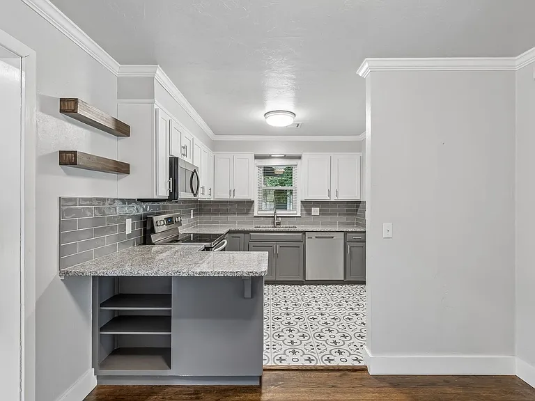 3900 NW 27th St — Photo 15