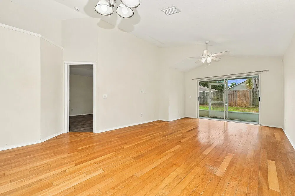 3 bed, 2.0 bath, 1321 sqft, $2,010 — Photo 4