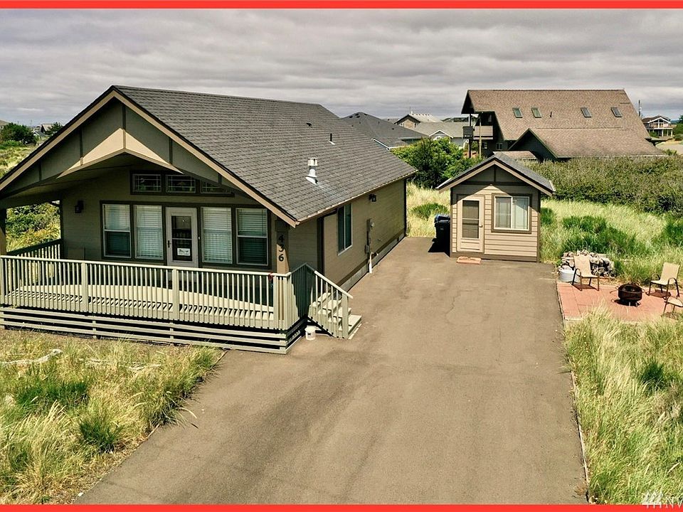 Like-new beach house around the corner from a path to the ocean! 