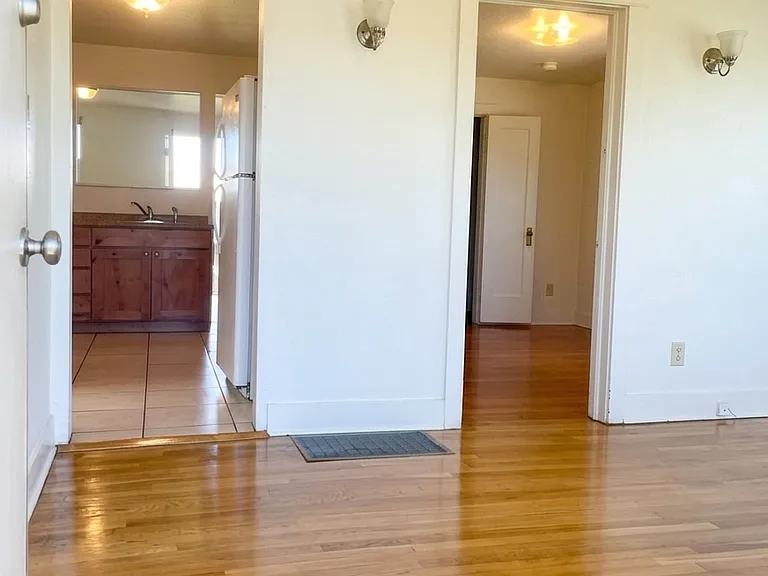 737 Roberts St — Photo 6