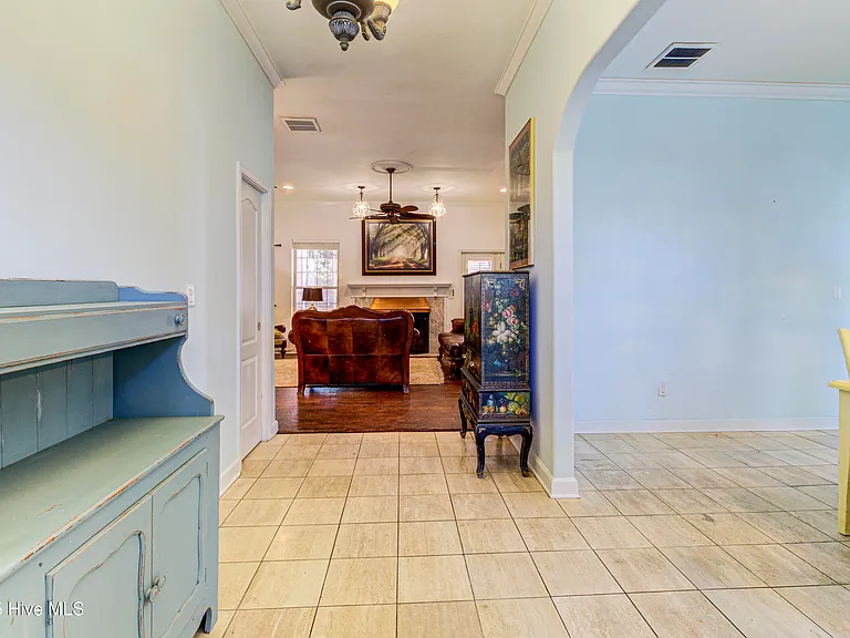 613 Clarendon Ave — Photo 7
