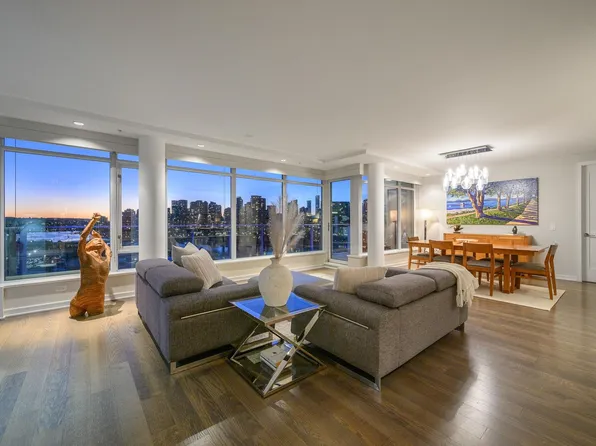 181 W 1st Ave #1402, Vancouver, BC V5Y 0E3