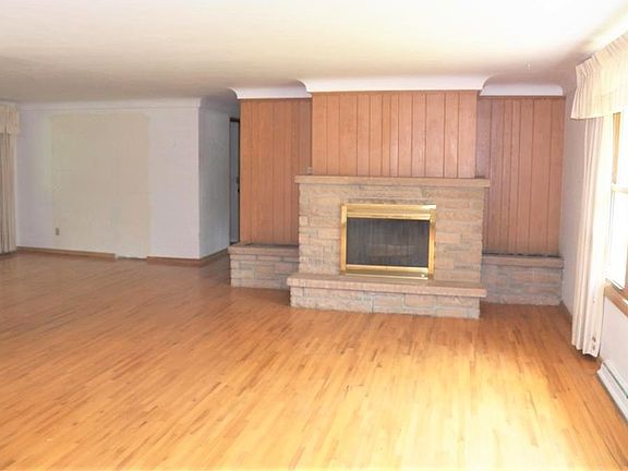 Great room/wood f/p