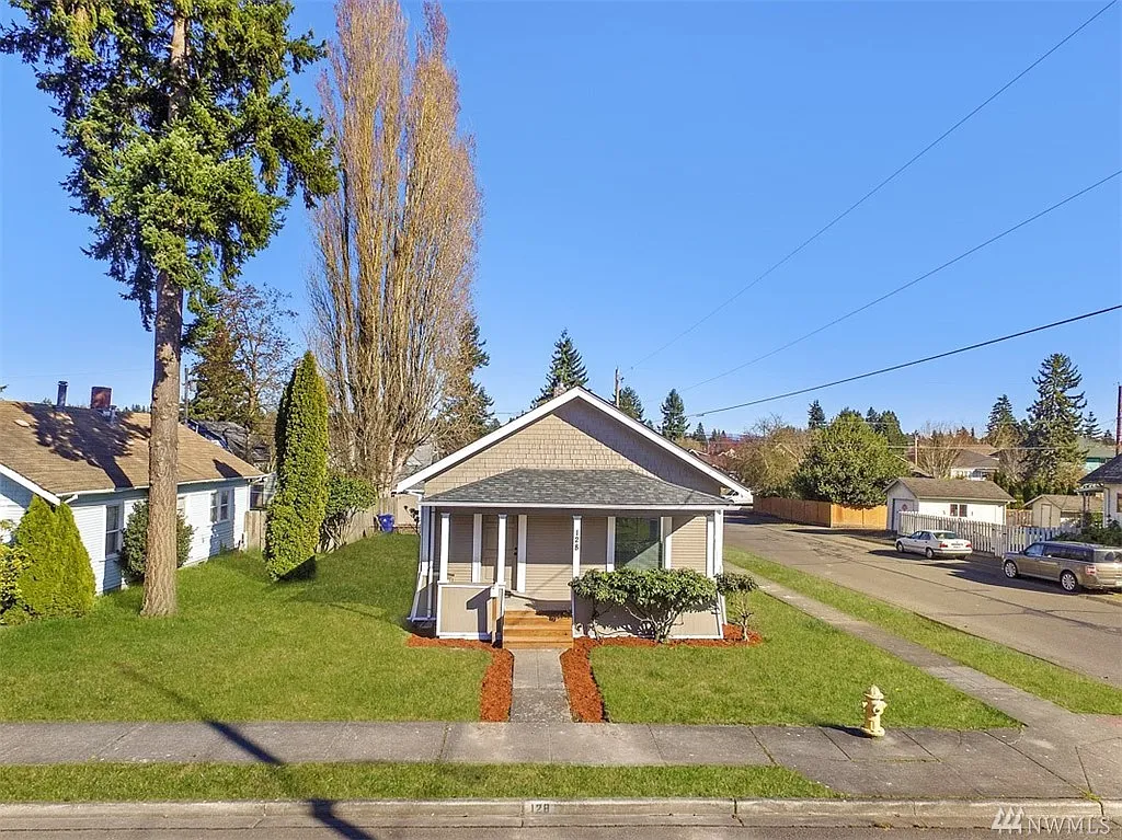 128 E St SE photo 1